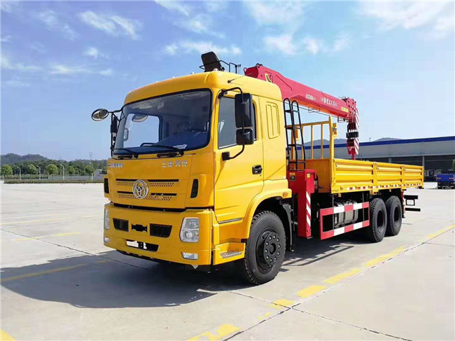 三環后八輪短軸距隨車吊,貨箱7.2米