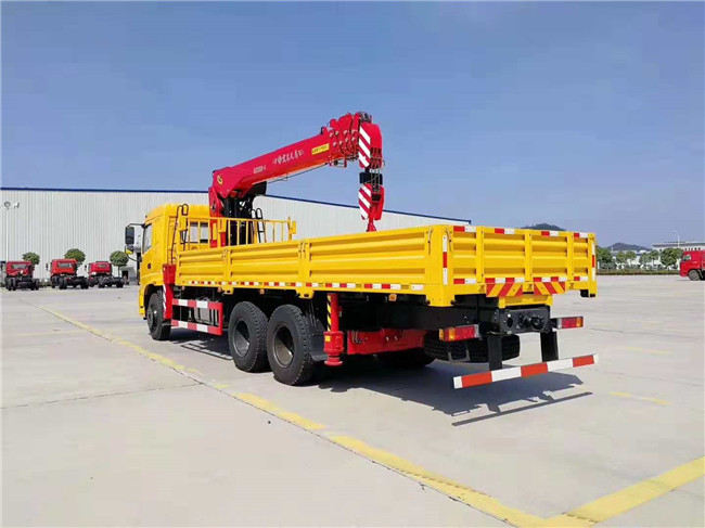 三環后八輪短軸距隨車吊尾部外觀