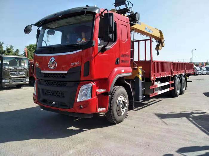 柳汽乘龍后八輪隨車吊