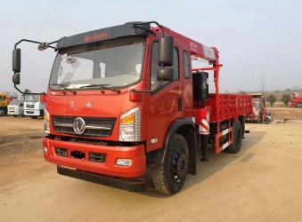 裝6.3噸吊機(jī),廂長(zhǎng)5.8米的,最便宜的東風(fēng)隨車吊(自備吊)