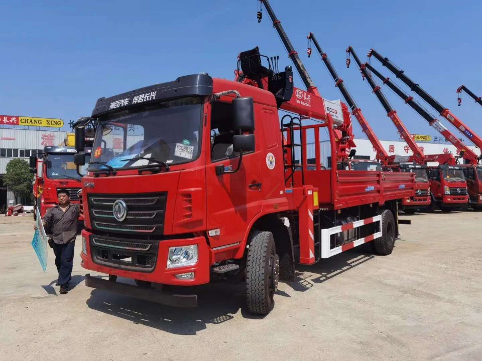 柳汽前四后八隨車吊（12-14噸吊機(jī)）